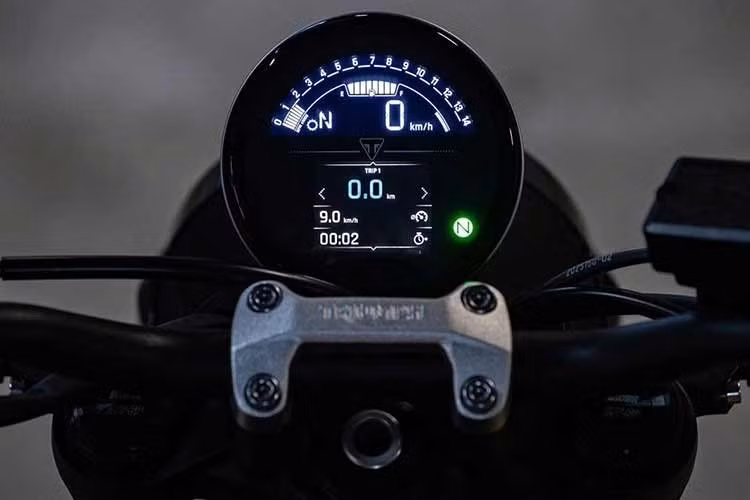 Triumph Trident 660 2026 nâng cấp mới tiếp tục sử dụng động cơ 3 xy-lanh thẳng hàng dung tích 660cc, sản sinh công suất khoảng 80 mã lực tại 10.250 vòng/phút và mô-men xoắn 64 Nm tại 6.250 vòng/phút.