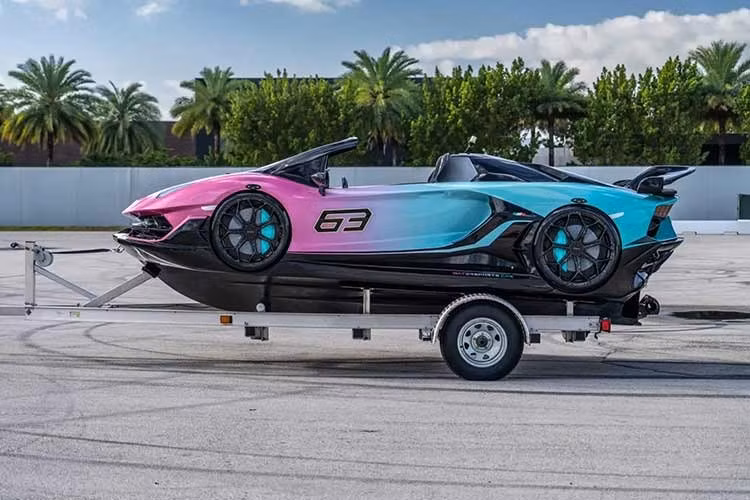 Tại bang Florida (Mỹ), nhiều công ty đã khai thác dịch vụ cho thuê các mẫu thuyền lấy cảm hứng từ siêu xe. Chiếc vừa được giao dịch là sản phẩm của Watersports Car (Miami), với thiết kế khiến người nhìn từ xa dễ nhầm lẫn với một chiếc Lamborghini thực thụ.