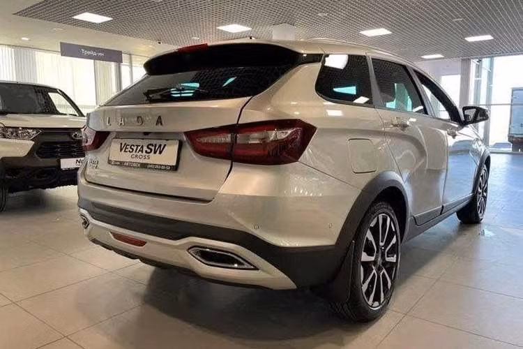 Vào tháng 5/2025, loạt xe Lada từng được đưa về cảng Việt Nam, trong đó có Vesta SW bản tiêu chuẩn và bản Cross sở hữu khoảng sáng gầm cao hơn. Tuy nhiên, sau khoảng một năm kể từ thời điểm đó, các mẫu xe này vẫn chưa được mở bán thương mại trong nước.