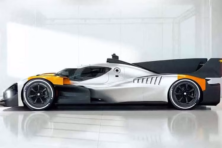 Phiên bản dành riêng cho “khách hàng VIP của McLaren” loại bỏ hệ thống hybrid, vì nó không còn cần phải tuân thủ các quy định LMDh. Thay vào đó, nó sử dụng động cơ V6 tăng áp kép 2.9 lít, có khả năng sản sinh công suất khoảng 720 mã lực.