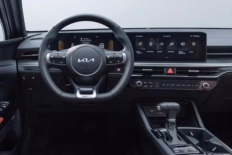 Bên cạnh đó, mẫu sedan cỡ D Kia K5 thế hệ mới này dự kiến sẽ được tích hợp công nghệ E-Motion Drive cùng hệ dẫn động điện E-AWD, giúp cải thiện độ ổn định và sự êm ái khi vận hành.