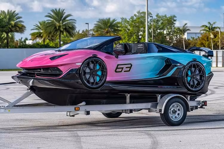 Chủ nhân mới có thể sử dụng phương tiện du thuyền mang phong cách siêu xe Lamborghini này cho mục đích cá nhân hoặc khai thác dịch vụ cho thuê theo giờ, trước khi sức hút “lạ mắt” của nó dần giảm nhiệt.