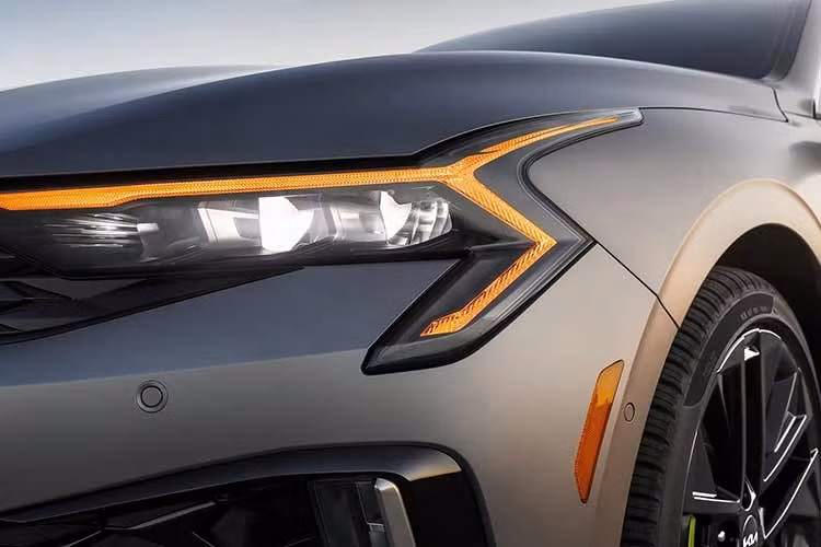 Điểm đáng chú ý nhất trên Kia K5 facelift lần 2 là sự xuất hiện của hệ truyền động hybrid TMED-II hoàn toàn mới. Đây là công nghệ nằm trong chiến lược mở rộng danh mục xe hybrid của Kia lên 8 mẫu vào năm 2030.