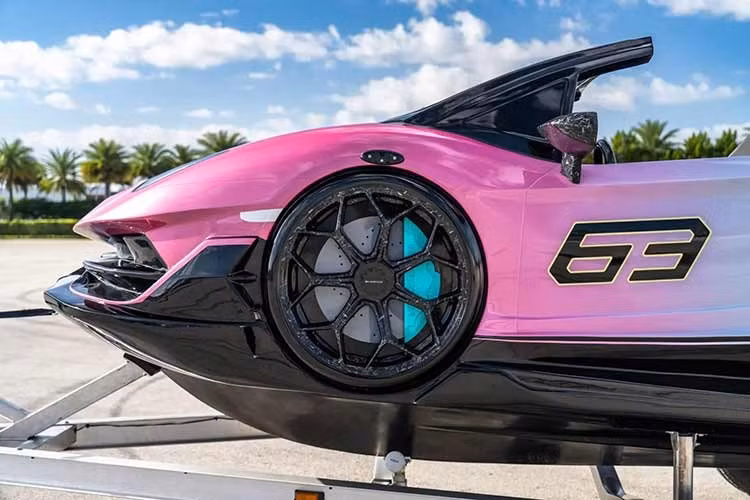 Ngoại hình của phương tiện tái hiện khá chi tiết các đường nét đặc trưng của Aventador SVJ như đầu xe góc cạnh, cụm đèn sắc sảo, bộ mâm giả sợi carbon.