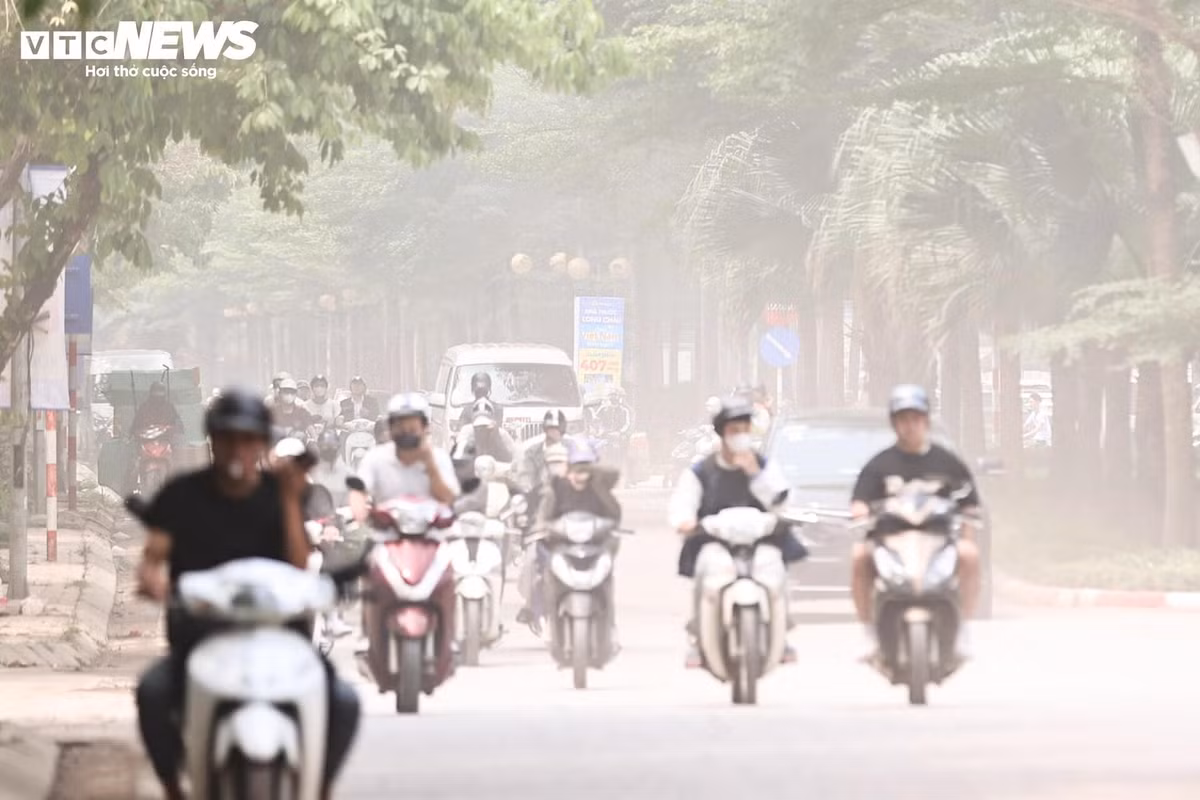Mỗi lần xe tải chạy qua, bụi bị cuốn lên thành từng đợt, lan rộng khắp cả con phố.