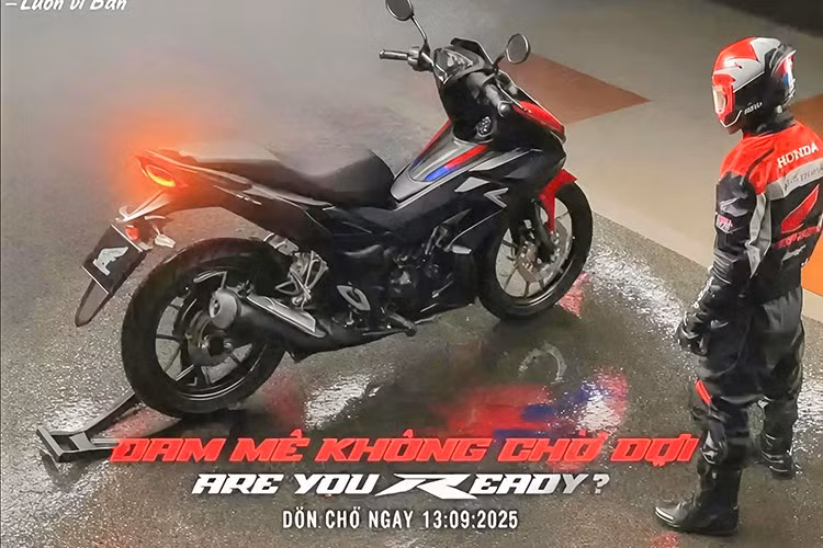 Một đoạn video hé lộ cụm đèn pha của mẫu xe côn tay Honda Winner 2025 mới với hai dải LED nhận diện, tạo sự khác biệt so với đời cũ. Ngoài chi tiết này, Honda vẫn chưa công bố thêm thông số kỹ thuật hay trang bị.