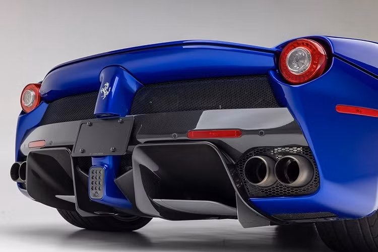 Mới đây, Bring a Trailer đã thực hiện thành công buổi đấu giá LaFerrari lên đến 4.475 triệu USD quy đổi 118 tỷ đồng, cao hơn 1 triệu USD so với giá bán trung bình của thị trường và gấp 3 lần giá niêm yết.
