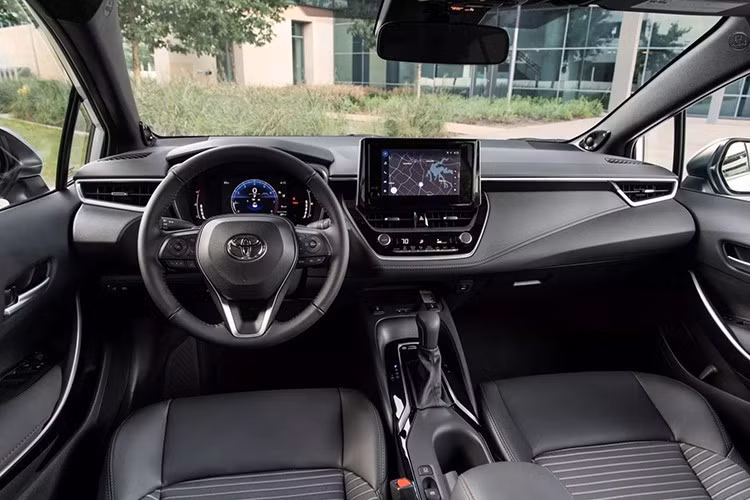 Hồ sơ MIIT phê duyệt không công bố hình ảnh nội thất. Do đó, hiện chưa rõ Toyota sẽ tiếp tục duy trì khoang cabin hiện tại của Corolla hay sẽ áp dụng thiết kế mới lấy cảm hứng từ RAV4, với bảng táp-lô gọn gàng hơn và màn hình giải trí cỡ lớn.