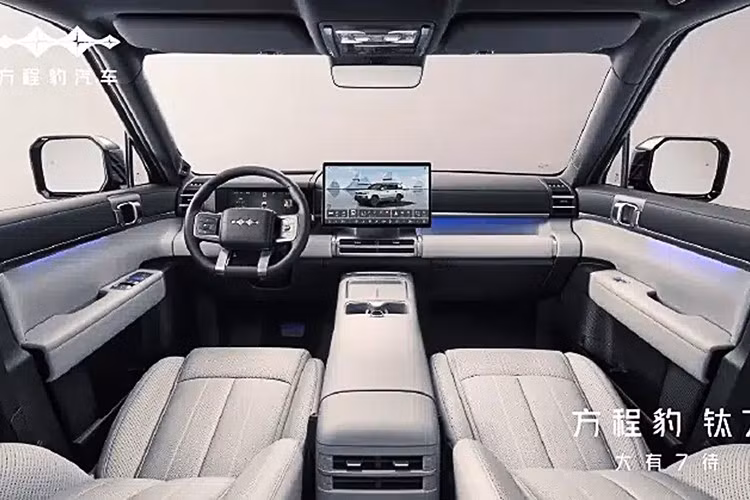 Cabin mặc định cấu hình 5 chỗ ngồi, dung tích khoang hành lý tối đa 1.880L khi gập hàng ghế sau. Ngoài ra, xe có tới 45 hộc chứa đồ rải khắp cabin. Nội thất có 3 tùy chọn màu sắc: xám, cam và xanh.