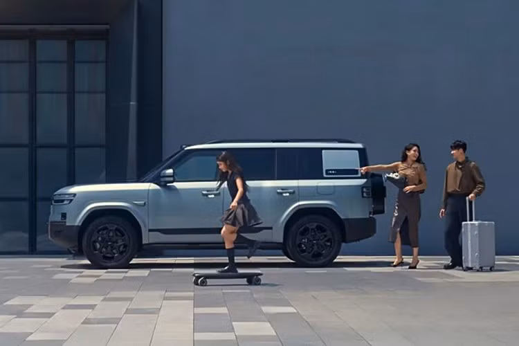 Khách hàng có thể lựa chọn 7 màu sơn ngoại thất, gồm 2 tông xanh lá, bạc, vàng, xanh lam, đen và xám. FCB Tai 7 sở hữu kích thước tổng thể Dài x Rộng x Cao lần lượt 4.999 x 1.995 x 1.865mm, trục cơ sở 2.920mm. Xe có góc tới 24°, góc thoát 25° và khả năng lội nước tới 600mm.
