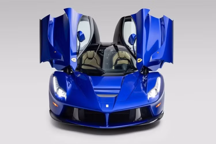 Có tổng cộng 499 chiếc LaFerrari được sản xuất và mức giá trên thị trường xe cũ ở mức 3 đến 3,5 triệu USD, tuỳ vào số odo. Tuy nhiên, giá trị của những chiếc LaFerrari không còn nằm ở odo, chất lượng xe mà chính là câu chuyện bên trong nó.