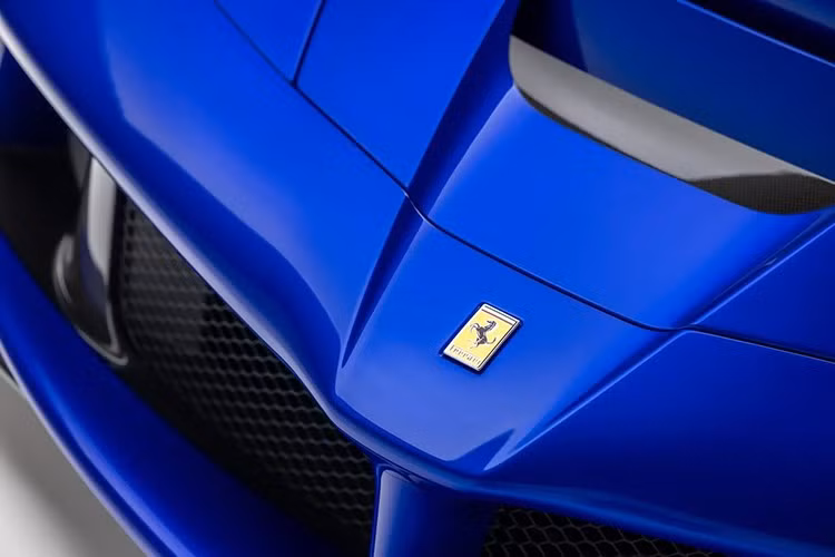 Trên thế giới, chỉ có 3 chiếc LaFerrari mang màu xanh Blu Elettrico và đây là chiếc duy nhất theo tiêu chuẩn Mỹ có màu sơn đặc biệt này.