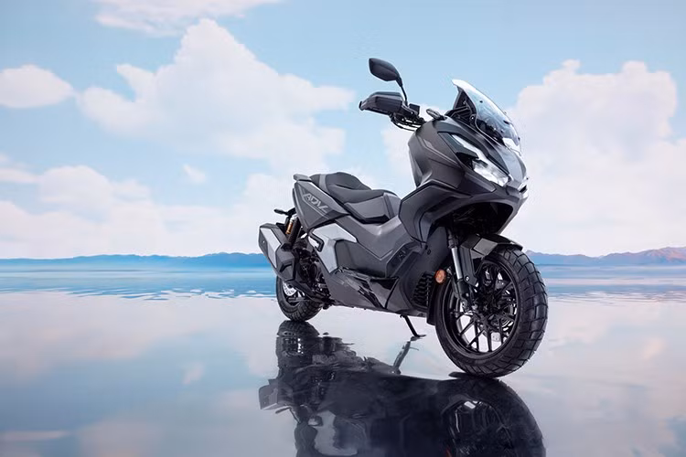 Mẫu thứ hai được đồn đoán là Honda ADV350, chiếc maxi-scooter chuyên dụng cho đường trường. ADV350 nổi bật với phần đầu xe lớn tích hợp kính chắn gió, lốp gai đa địa hình, hướng đến người dùng thường xuyên đi xa và cả những cung đường khó.