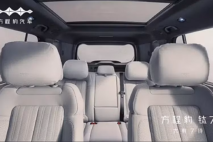 Điểm nhấn công nghệ bên trong khoang lái là 7 màn hình gồm: màn hình trung tâm 15.6 inch, cụm đồng hồ kỹ thuật số 12.3 inch, HUD thực tế ảo 26 inch, 2 màn hình điều hòa và 2 màn hình BYD Pad 13 inch cho hàng ghế sau.