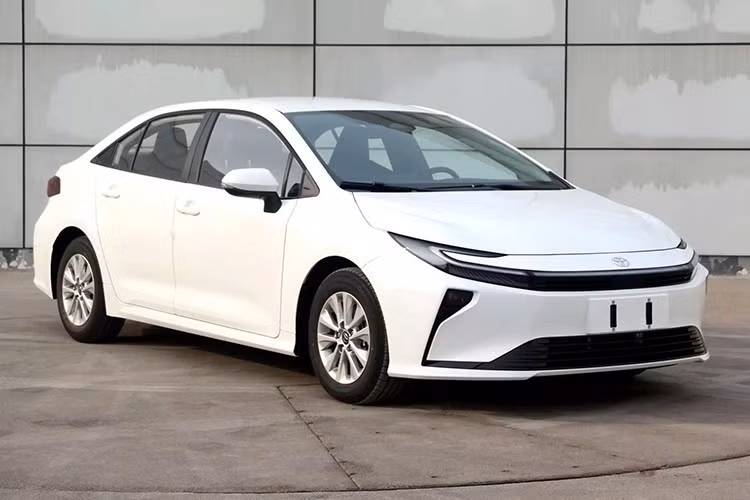 Dòng sedan phổ thông Toyota Corolla chuẩn bị bước vào giai đoạn facelift, với diện mạo mới được lấy cảm hứng từ các mẫu xe gần đây của hãng như Prius, C-HR và RAV4. Thông tin được hé lộ từ Bộ Công nghiệp và Công nghệ Thông tin Trung Quốc.