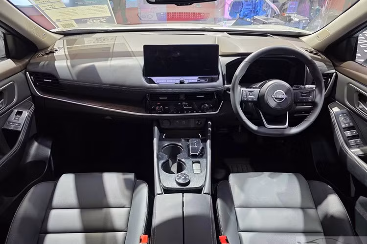 Khoang nội thất của X-Trail e-POWER 2026 thế hệ mới được trang bị đầy đủ tiện nghi cao cấp như màn hình kỹ thuật số 12.3 inch, màn HUD trên kính lái 10.8 inch, điều hòa tự động ba vùng độc lập, hệ thống âm thanh vòm BOSE,...