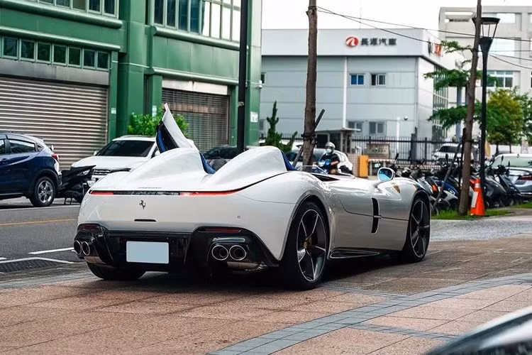 Giữa dàn xe có giá trị lớn này, Ferrari Monza SP2 là mẫu xe gây chú ý đặc biệt. Đây là chiếc speedster hiếm thuộc dòng Icona Series – bộ sưu tập ở đẳng cấp cao nhất của Ferrari. Chiếc xe cũng được Trần Chí thường xuyên sử dụng khi sống tại Đài Bắc.