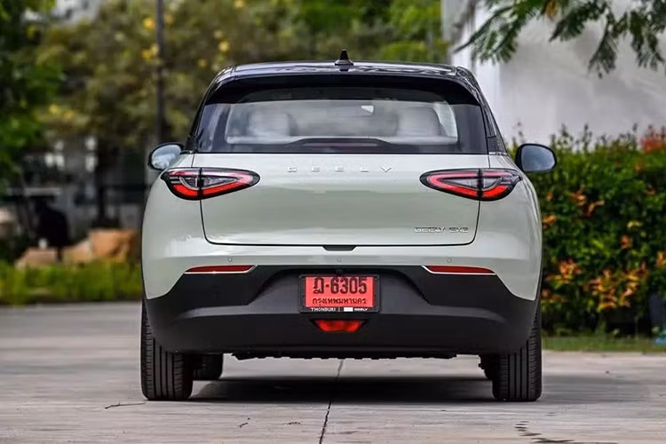 Được định vị là xe hatchback 5 cửa cỡ B, Geely EX2 đã phá vỡ khuôn mẫu "ngon, bổ, rẻ" của phân khúc này. Xe mang trên mình thiết kế nhỏ gọn, mượt mà, khí động lực học nhưng không đánh mất sự dễ thương đặc trưng.