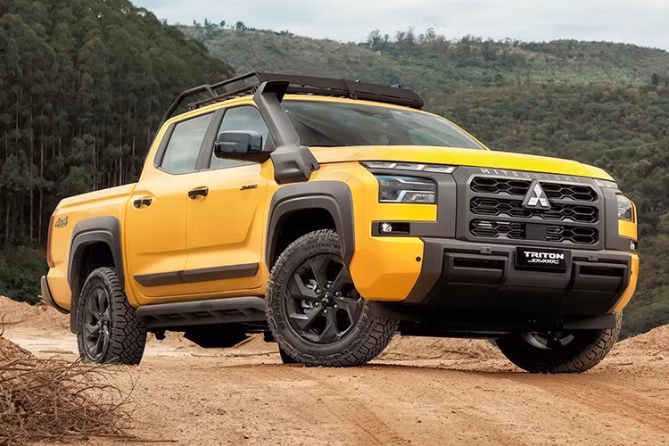 Trong khi Toyota Hilux và Nissan Navara thế hệ mới đang thu hút nhiều sự chú ý trên thị trường xe bán tải cỡ trung thì ở Nam Mỹ lại có một đối thủ khác âm thầm xuất hiện. Theo đó, Mitsubishi vừa ra mắt Triton Savana tại thị trường Brazil như một phiên bản đặc biệt tập trung phần lớn vào khả năng off-road.
