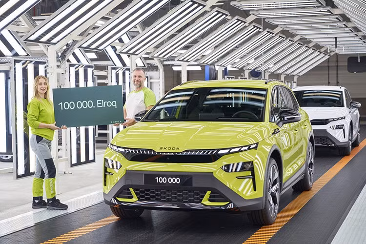 Trong ảnh trên Hyper Green, chiếc xe kỷ niệm là một chiếc Elroq RS. Hậu tố "go-faster" được sử dụng lần đầu tiên vào những năm 1970, nhưng tại một thị trường, nhà sản xuất xe Séc hiện đang sử dụng vRS do các vấn đề về nhãn hiệu. Biệt danh vRS là viết tắt của Victory Rally Sport, và thị trường được đề cập là Vương quốc Anh.