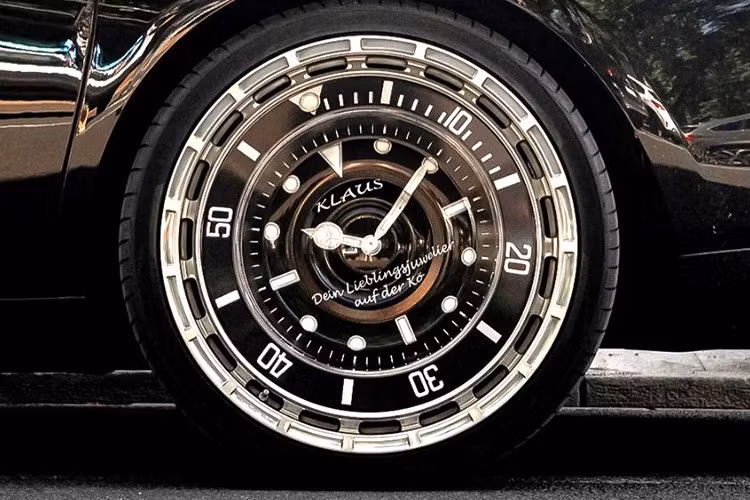 Theo xác nhận từ hãng độ Novitec, chiếc Rolls-Royce Phantom VIII đặc biệt này thuộc sở hữu của Klaus Koenigsallee, một thợ kim hoàn nổi tiếng tại Đức. Việc nâng cấp mang tính biểu tượng này được xem như hình thức quảng bá độc đáo cho chính thương hiệu trang sức của ông.