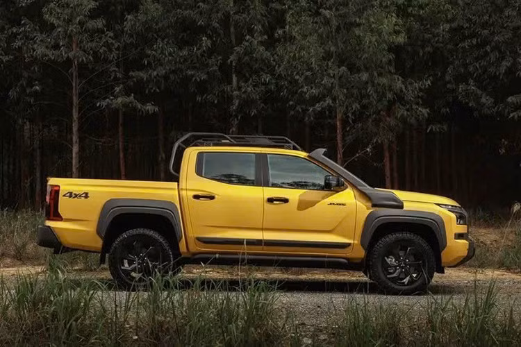 Mitsubishi Triton thế hệ hiện tại đã ra mắt thị trường toàn cầu vào năm 2023 và có mặt ở Nam Mỹ vào năm sau đó. Chỉ sau một năm, Mitsubishi đã mở rộng dòng sản phẩm này với phiên bản Savana mới. Cách làm này giống hệt thế hệ trước vốn cũng từng có một biến thể mang tên Savana vào năm 2023.