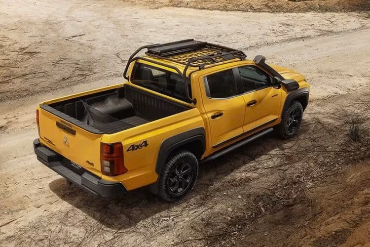 Mitsubishi Triton Savana 2026 được phát triển dựa trên bản Katana cao cấp nhất ở thị trường Brazil. Xe được bổ sung một loạt phụ kiện nhằm tăng tính thực dụng và tạo ngoại hình “bụi bặm” hơn. Hai màu sơn độc quyền, bao gồm vàng Rally Yellow và xanh lục Forest Green, tạo điểm nhấn cho xe, kết hợp với tem trang trí nhẹ.