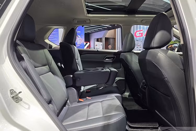 Màn hình trung tâm cảm ứng 9 inch hỗ trợ Apple CarPlay/Android Auto không dây, sạc điện thoại không dây và ghế sưởi. Ngoài ra, xe còn được trang bị cốp điện có thể mở bằng cảm biến đá chân, cửa sau mở rộng gần 90 độ, và ghế sau gập một chạm tiện lợi.
