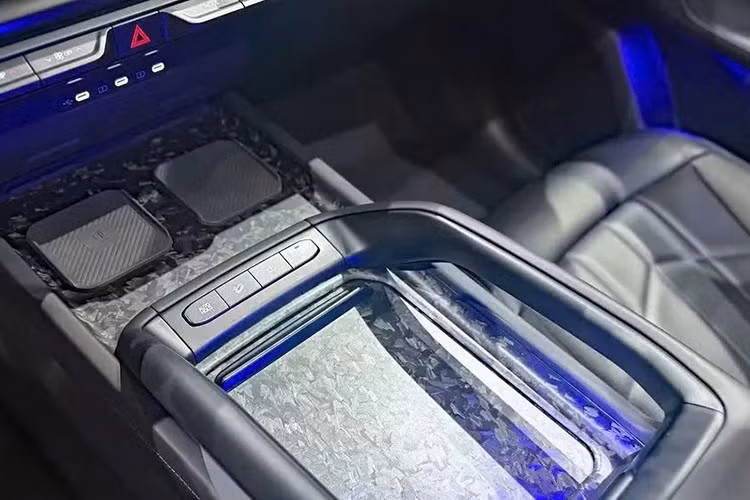 Tại thị trường Mỹ, Kia Telluride 2027 sẽ có cả phiên bản 7 chỗ và 8 chỗ. Ghế trước thư giãn tùy chọn được thiết kế rộng hơn với bệ đỡ bắp chân chỉnh điện. Ghế lái Ergo Motion đi kèm các túi khí cung cấp khả năng điều chỉnh linh hoạt và chức năng massage. Phía sau là 2 ghế thương gia tiêu chuẩn với đủ tính năng sưởi và thông gió.