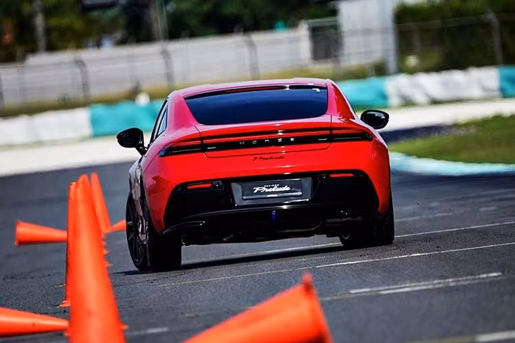 Honda Prelude 2026 được trang bị 7 túi khí, camera lùi, cảm biến đỗ xe trước và sau cùng gói công nghệ hỗ trợ lái Honda Sensing. Danh sách các tính năng an toàn bao gồm kiểm soát hành trình thích ứng, cảnh báo điểm mù, cảnh báo phương tiện cắt ngang phía sau và nhiều hệ thống hỗ trợ an toàn chủ động khác.
