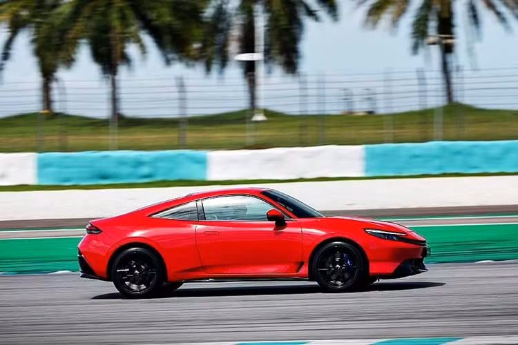 Sức mạnh của Honda Prelude đến từ hệ truyền động hybrid i-MMD tương tự Civic e và CR-V e. Hệ thống này kết hợp động cơ xăng hút khí tự nhiên 2.0L Atkinson cùng mô-tơ điện dẫn động bánh trước. Động cơ xăng cho công suất 141 mã lực và mô-men xoắn 182 Nm, trong khi mô-tơ điện tạo ra công suất 184 mã lực cùng mô-men xoắn 315 Nm.