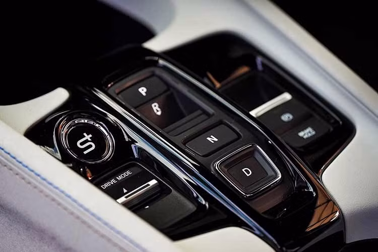 Prelude là mẫu xe đầu tiên của Honda tại Malaysia được trang bị công nghệ S+ Shift. Hệ thống này mô phỏng cảm giác sang số của hộp số tự động 8 cấp dù xe thực tế sử dụng hộp số e-CVT. Khi kết hợp cùng công nghệ Active Sound Control, Prelude mang lại trải nghiệm âm thanh và phản hồi vận hành gần với các mẫu xe thể thao sử dụng hộp số truyền thống.