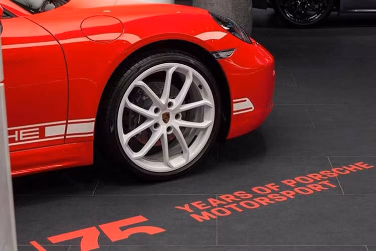 Ngoại thất của chiếc xe thể thao Porsche 718 Boxster Style Edition mui trần còn đi kèm các chi tiết trang trí sọc trắng trên nắp capo, thân xe và bộ mâm đồng bộ, tạo cảm giác thể thao nhưng vẫn mang tính cá nhân hóa rõ rệt.