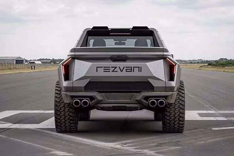 Nội thất giữ nguyên phong cách Ford, riêng vô lăng và lưng ghế có logo Rezvani, có 10 tuỳ chọn kiểu thiết kế khác nhau. Fortress bán kèm gói trang bị bọc thép trị giá 85.000 USD quy đổi 2,2 tỷ đồng, bao gồm: thân xe bọc thép, kính chống đạn, lớp bảo vệ gầm chống lựu đạn, gia cố bình xăng.