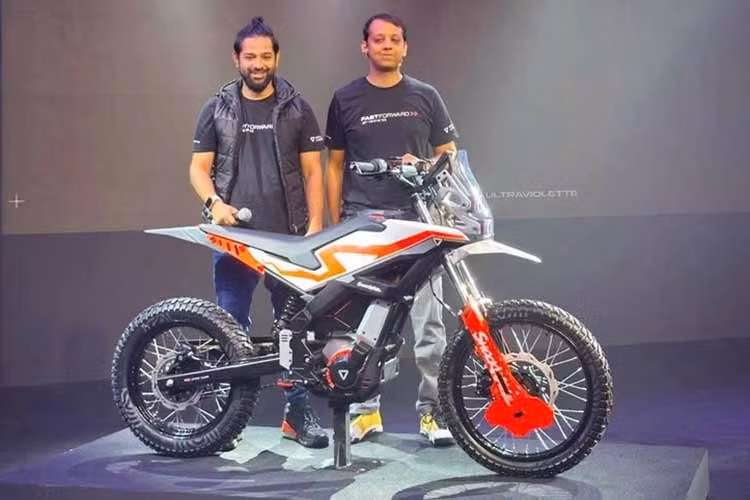 Ultraviolette Shockwave 2026 mới là một mẫu môtô điện mang đậm phong cách enduro truyền thống. Xe sở hữu chắn bùn trước đặt cao, thân xe thanh thoát, phần đầu xe lấy cảm hứng từ những mẫu rally chuyên dụng cùng cụm đèn LED projector xếp tầng hiện đại.