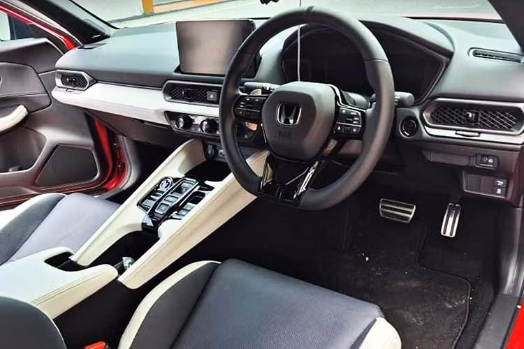 Một trong những điểm đáng chú ý nhất của Prelude nằm ở nền tảng vận hành. Dù sử dụng hệ truyền động hybrid tiết kiệm nhiên liệu, mẫu xe này lại được phát triển dựa trên nhiều thành phần khung gầm của Civic Type R FL5. Xe sở hữu hệ thống treo trước dual-axis strut, giảm xóc thích ứng, thanh cân bằng hiệu suất cao và hệ thống phanh Brembo với đĩa phanh trước 13,8 inch.