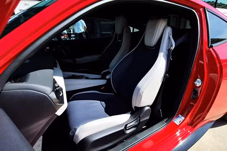 Người lái có thể lựa chọn các chế độ vận hành Comfort, Sport và GT. Ngoài ra còn có chế độ Individual cho phép tùy chỉnh các thiết lập theo sở thích cá nhân. Khoang lái của Prelude có nhiều điểm tương đồng với Civic nhưng được điều chỉnh để tạo bản sắc riêng. Một số chi tiết nhỏ bên trong xe cũng được Honda thiết kế nhằm gợi nhớ đến lịch sử dòng Prelude.