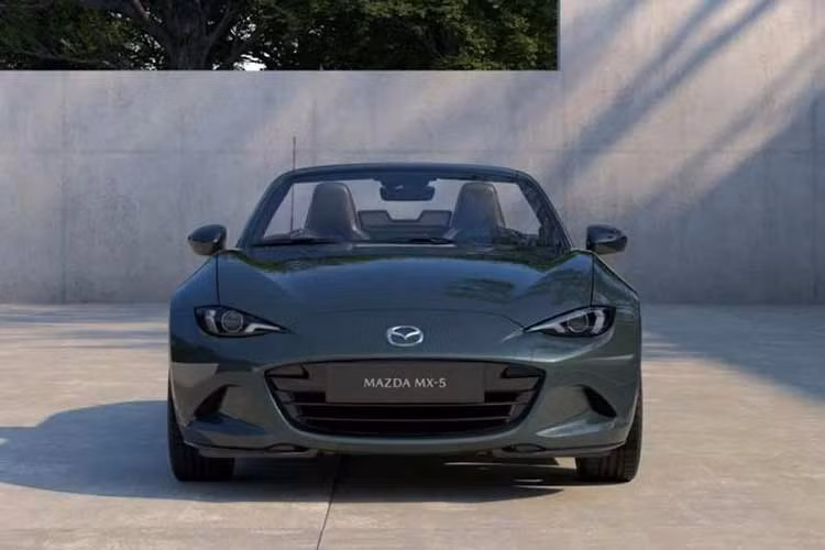 Bên cạnh màu sơn mới, Mazda MX-5 còn được bổ sung phiên bản đặc biệt mới mang tên Yakudo. Chỉ được cung cấp cho phiên bản mui nỉ, Mazda MX-5 Yakudo nổi bật với các chi tiết ngoại thất màu bạc, bao gồm cả cùm phanh, và khoang nội thất 2 chỗ ngồi được bọc Alcantara.