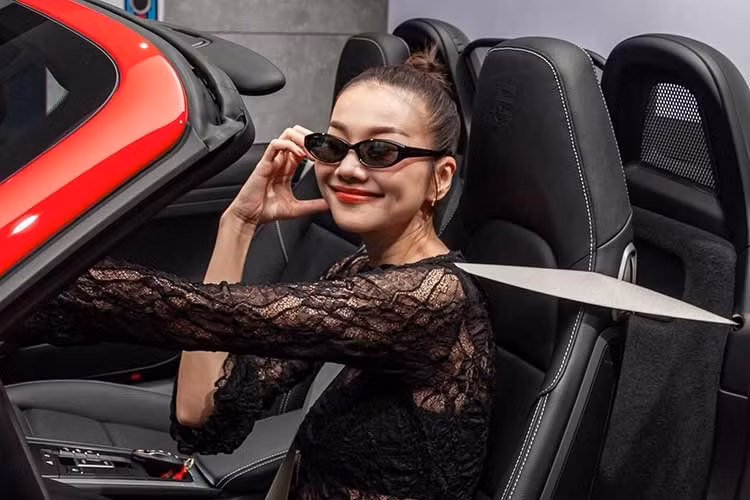 Porsche 718 Boxster Style Edition của Thanh Hằng vẫn sử dụng động cơ tăng áp 4 xi-lanh dung tích 2,0 lít, sản sinh công suất tối đa 300 mã lực và mô-men xoắn cực đại 380 Nm. Theo công bố của hãng, phiên bản sử dụng hộp số sàn 6 cấp có khả năng tăng tốc từ 0 lên 96 km/h trong 4,9 giây