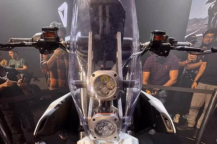 Theo công bố từ nhà sản xuất, xe môtô điện Ultraviolette Shockwave 2026 có thể di chuyển tối đa 165 km sau mỗi lần sạc theo chu trình thử nghiệm IDC của Ấn Độ.