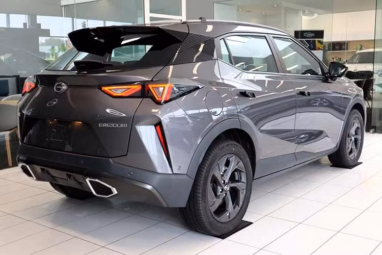 GAC GS3 Emzoom Premium R là phiên bản cao cấp nhất của xe và được trang bị bộ bodykit thể thao. Như thông tin đã đưa, GAC GS3 Emzoom được phát triển dựa trên cơ sở gầm bệ GPMA. Xe sở hữu kích thước dài x rộng lần lượt là 4.410 x 1.850 mm và chiều dài cơ sở 2.650 mm, khá lớn trong phân khúc SUV cỡ B.