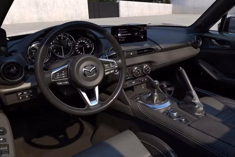 Khoang nội thất của Mazda MX-5 2027 nâng cấp hầu như không thay đổi, tiếp tục sử dụng màn hình thông tin giải trí 8,8 inch được giới thiệu từ đợt nâng cấp năm 2024. Tuy nhiên, danh sách trang bị an toàn tiêu chuẩn được bổ sung hệ thống cảnh báo khi người lái mất tập trung.