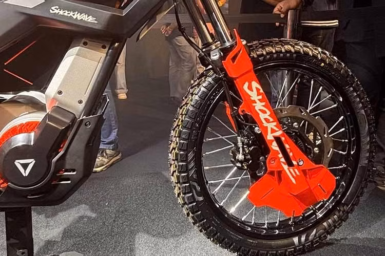 Khung gầm của Shockwave được thiết kế theo tiêu chí nhẹ và linh hoạt. Phía trước là phuộc hành trình ngược đường kính 37 mm với hành trình 200 mm, trong khi giảm xóc đơn phía sau cung cấp hành trình 180 mm.