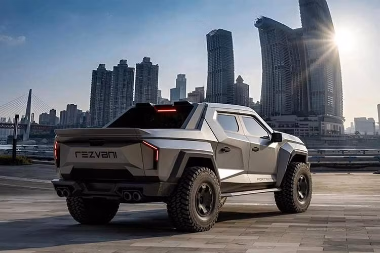 Rezvani Fortress mới sở hữu cản trước được làm lớn, lưới tản nhiệt tạo hình tối giản, nắp ca-pô có các khe thoát nhiệt. Phần hốc bánh xe được mở rộng để gắn vừa bộ lốp off-road kích thước lớn 37 hoặc 40 inch, kết hợp với mâm tùy chọn 17-20 inch.