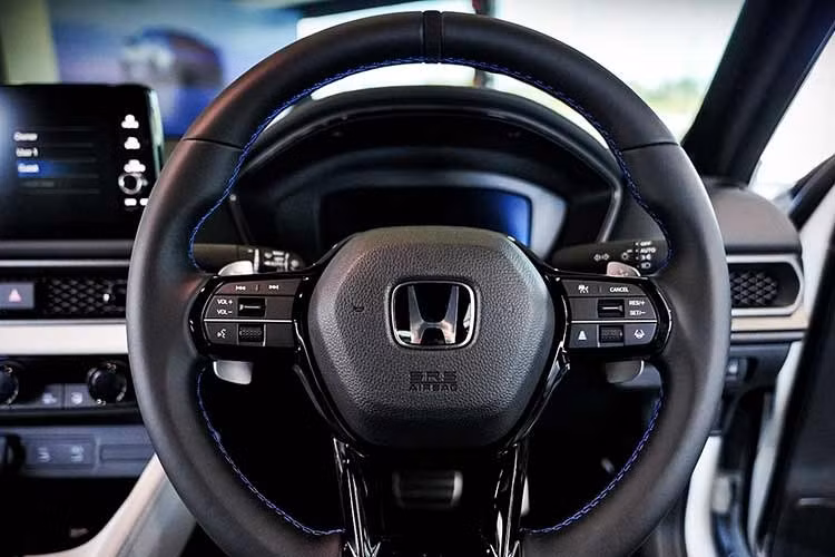 Honda cũng trang bị cho Prelude bộ mâm hợp kim 19 inch đi cùng lốp kích thước 235/40 nhằm tăng độ bám đường và cải thiện cảm giác lái. Ngoài ra, Prelude còn sở hữu hệ thống Agile Handling Assist giúp tăng độ ổn định khi vào cua, đồng thời giảm hiện tượng mất kiểm soát trong các tình huống đánh lái khẩn cấp.