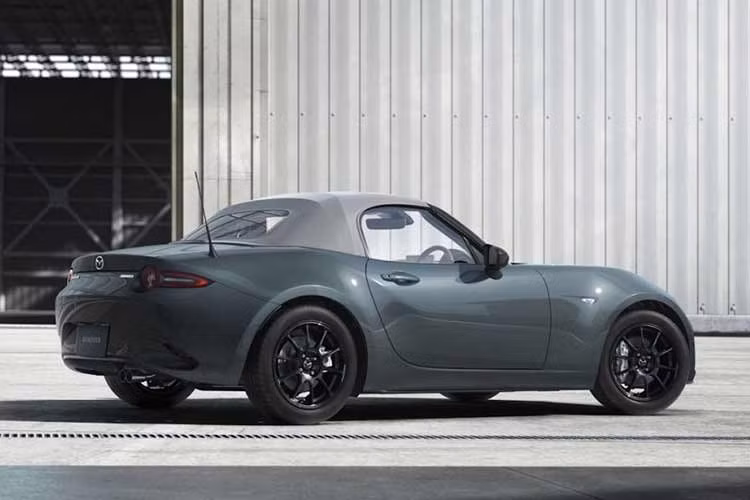 Theo Mazda, màu sắc này tạo nên “sự hiện diện mạnh mẽ đồng thời hài hòa một cách liền mạch với cả cảnh quan thiên nhiên lẫn môi trường đô thị”. Mazda cho biết màu sơn này lấy cảm hứng từ sắc xanh của lớp sơn lót kẽm cromat được sử dụng trong nhiều ngành công nghiệp khác nhau. Bên trong lớp sơn còn được bổ sung các hạt kim loại ánh xanh lam giúp tổng thể trở nên nổi bật hơn.