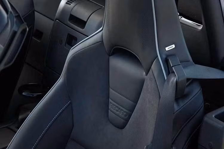 Tại châu Âu, Mazda MX-5 hiện chỉ được phân phối với động cơ xăng Skyactiv-G hút khí tự nhiên, dung tích 1.5L. Trong khi đó, động cơ 2.0L đã bị loại bỏ vì các quy định về khí thải. Đối với phiên bản 2027, các kỹ sư Mazda đã tăng nhẹ công suất động cơ đồng thời cải thiện âm thanh vận hành.