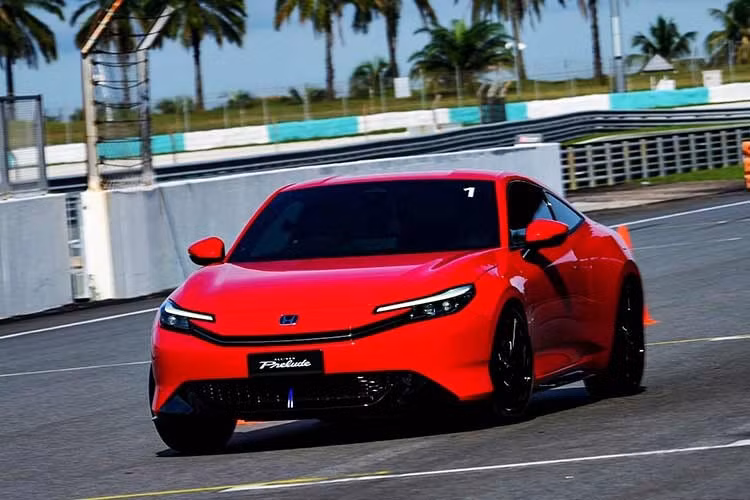 Tại thị trường Malaysia, Honda Prelude 2026 có giá bán 278.000 Ringgit (khoảng 1,79 tỷ đồng). Mức giá này thấp hơn dự đoán của nhiều người bởi tại Nhật Bản, Prelude được định vị cao hơn Civic Type R. Dự đoán, mẫu xe này cũng sẽ sớm được đưa về thị trường Việt nam trong thời gian tới.