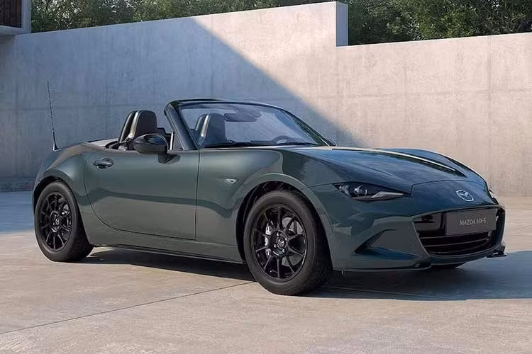 Mazda MX-5 thế hệ hiện tại (ND) đã có mặt trên thị trường từ năm 2014 với các đợt nâng cấp giữa vòng đời vào các năm 2018 và 2024. Mới đây, hãng Mazda đã tung ra phiên bản 2027 của mẫu xe mui trần này ở thị trường châu Âu.