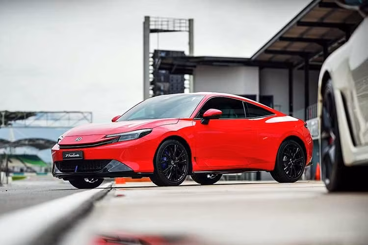 Honda Prelude thế hệ thứ sáu đã chính thức được giới thiệu tại Đông Nam Á trong khuôn khổ Triển lãm Ô tô Quốc tế Kuala Lumpur (KLIMS) 2026. Mẫu coupe hybrid hoàn toàn mới này được phân phối với một phiên bản duy nhất, đánh dấu sự trở lại của một cái tên từng rất nổi tiếng trong lịch sử Honda sau nhiều năm vắng bóng.